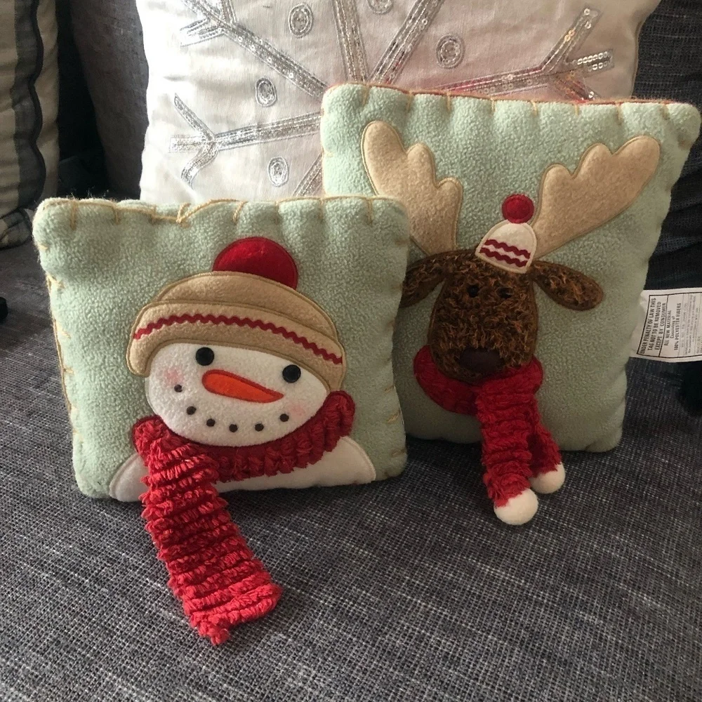 VINTAGE HALLMARK SET OF 2 SNOWMAN/MOOSE SMALL TOSS PILLOWS